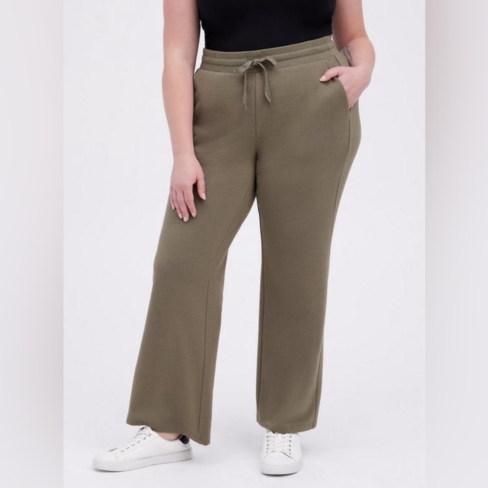Torrid Pull-On Flare Ultra Soft Fleece Mid-Rise Pant Size 3x NWT Brand New